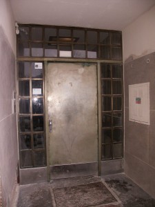 Dveře z bílé mosazi před restaurováním 